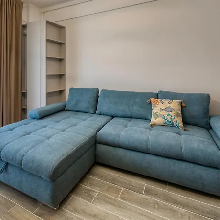 Azzurro Beachfront - Sea View Apartament
