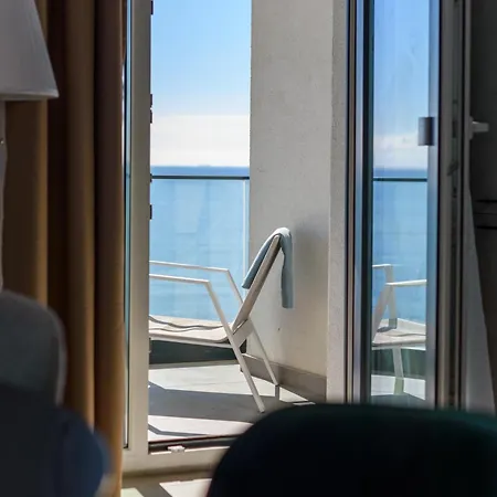 Azzurro Beachfront - Sea View *