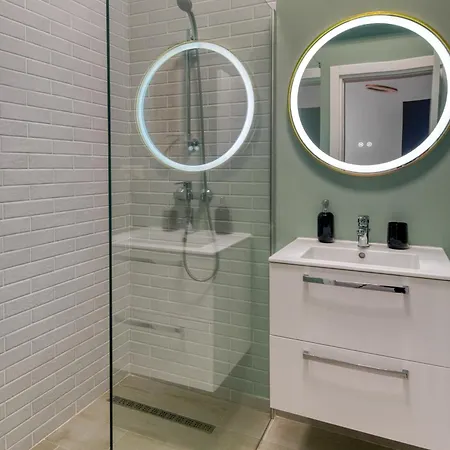 Azzurro Beachfront - Sea View Apartment Năvodari